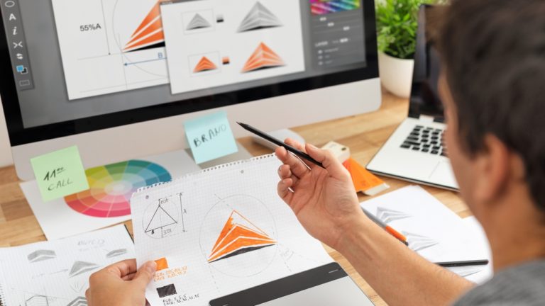 Designer considerando branding e marketing na criação de um logo