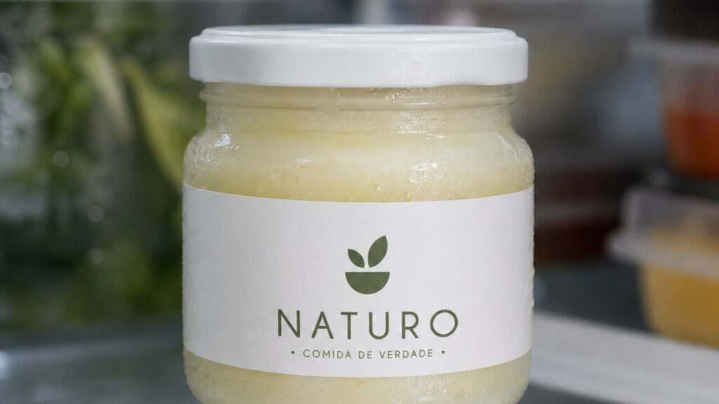 Pote de vidro com rótulo simples armazenado na geladeira com leve condensação