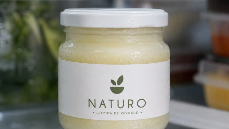 Pote de vidro com rótulo simples armazenado na geladeira com leve condensação